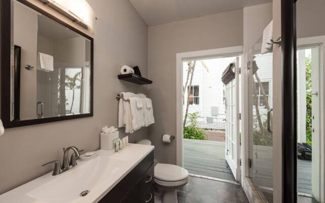 Alexander's Guesthouse - Adults Only