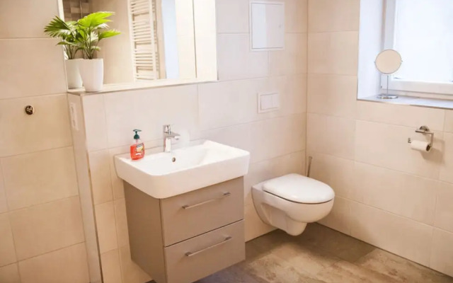 Small House Lake Modern Retreat