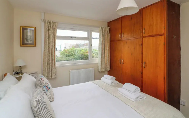 Awalek, Cumber Close