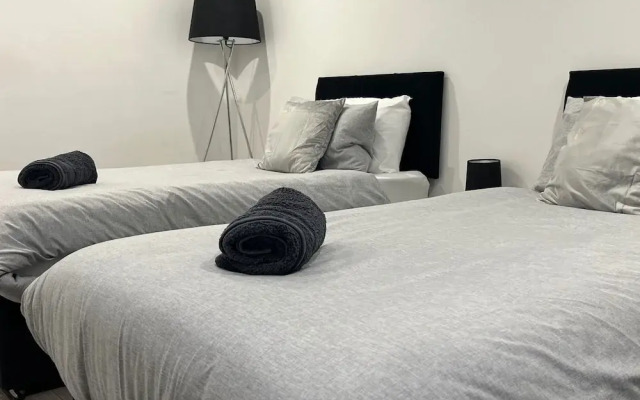 Sleek, Sleeps 6 Sunset Views, Family Friendly