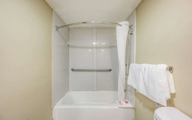 Econo Lodge Inn & Suites