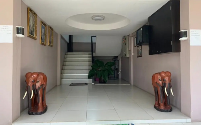 OYO 75329 Phensri Apartment