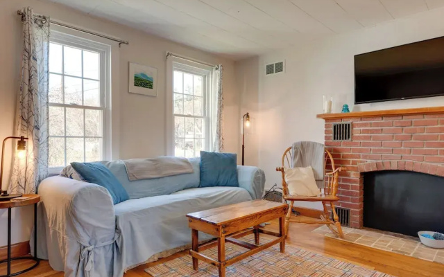 Charming Farmhouse: Walk to Village + Trails!