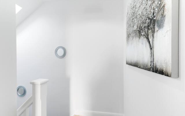 Modern 4 Bedroom House 03 With Parking in Farnham