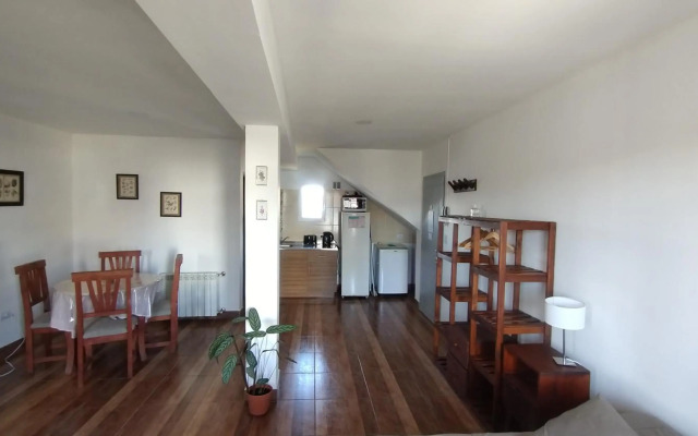 Monoambiente para tres personas. Amplio y luminoso.