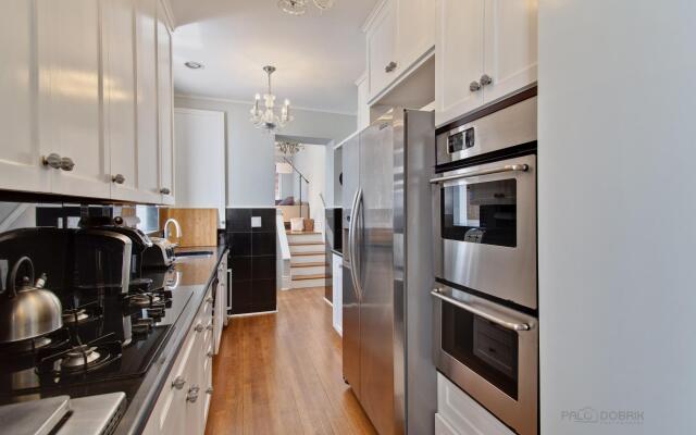 Spacious Chicago House near Oak Street Beach