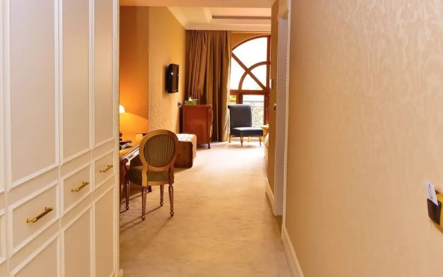 Lake Palace Hotel & Restaurant