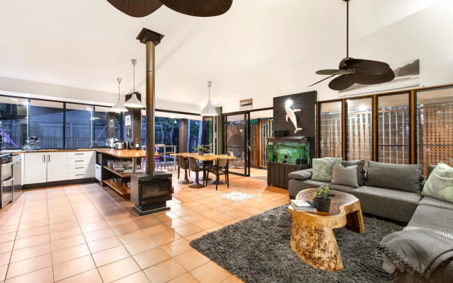 Cool Noosa Home. Central location. A/C. Gym. WIFI. Netflix