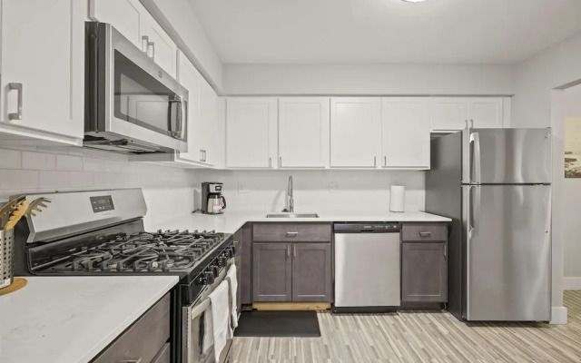 Relaxing 2BR 2BA Unit in the City