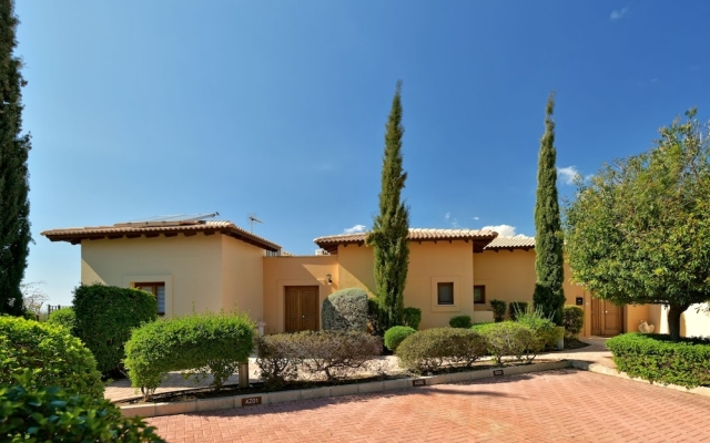 Stunning 3 bedroom villa 'BZ01' with private pool, stunning views, communal pool and resort facilities, Zephyros Village on Aphrodite Hills Re