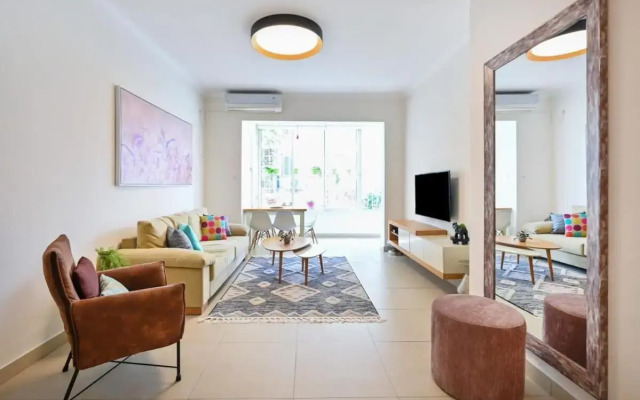 Sunny 2BR in Bazel Square by HolyGuest