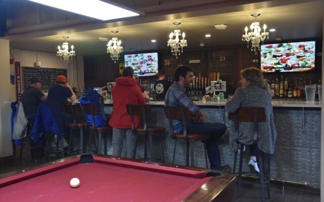 Party Hostel- Canmore Hotel Hostel