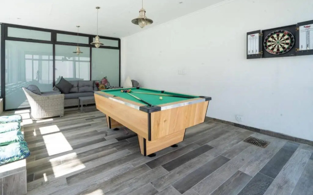 Private Modern 10 bdrm Home tucked away in Sandton