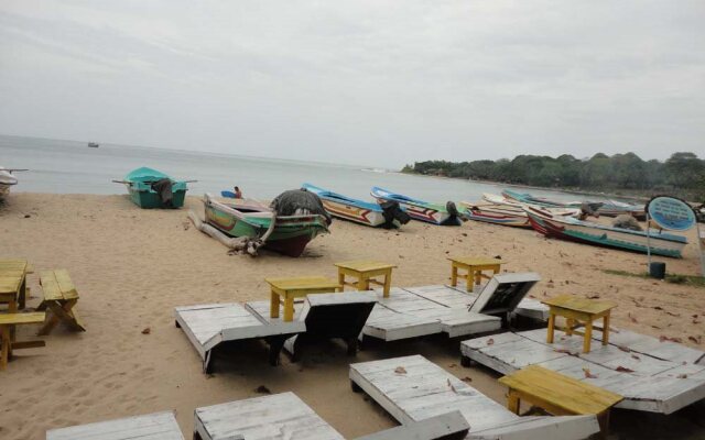 Deans Beach Hotel
