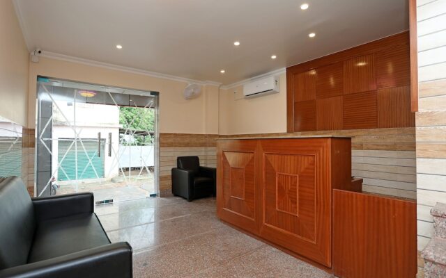 OYO 13528 Kumud Plaza