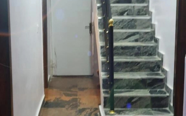 Momak 8 Hotel Adenuga House