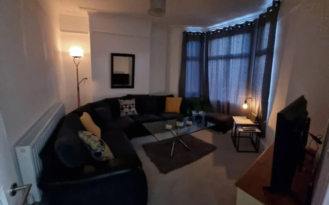 Modern 4-bedroom Townhouse With Private Garden