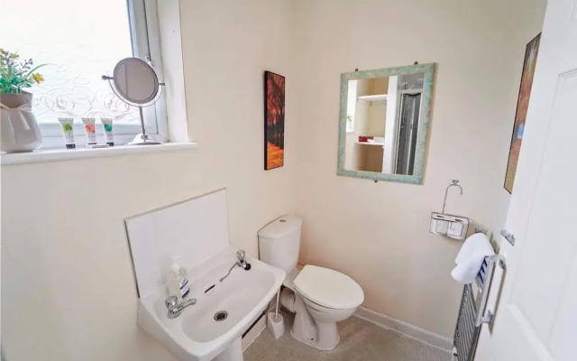 4 Bed Homely Retreat - Wolverhampton