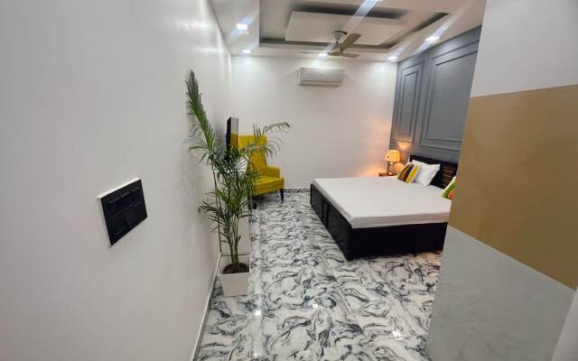 Goroomgo Omasha Residency Noida