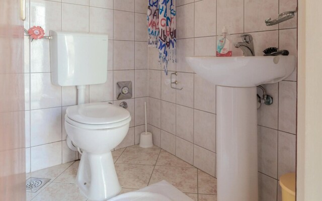 Amazing Apartment in Podstrana With Wifi