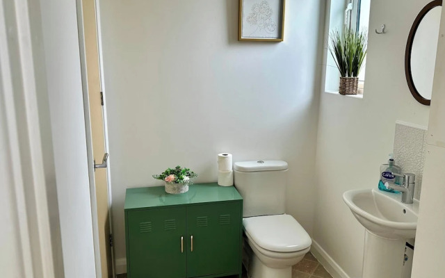 3 Bed-sleeps 6-garden-parking-pets