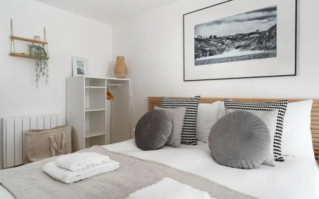 Spacious barn conversion, walk to 3 beaches