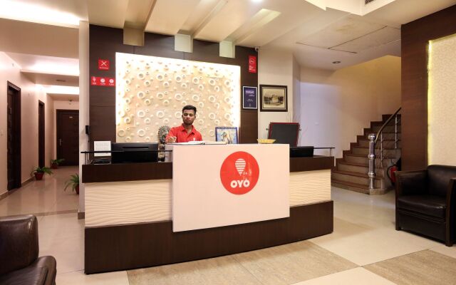 OYO Flagship 113 Golden Temple Road