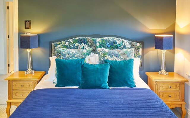 Host Stay The Lakehouse