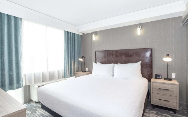 Sandman Signature Toronto Airport Hotel