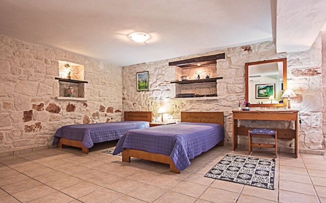 The Vivian - Luxury Stone Villa