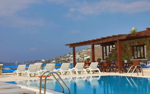 Maganos Dekaocto in Thira