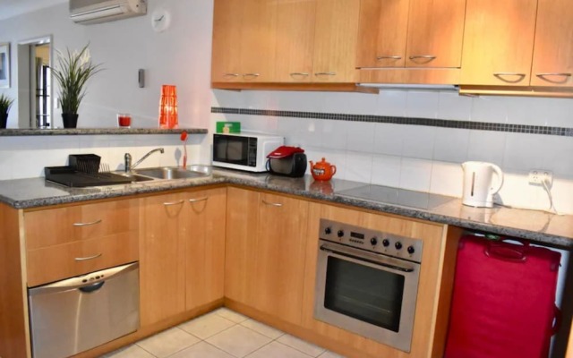 Convenient City Apartment with Pool Gym and Tennis Court