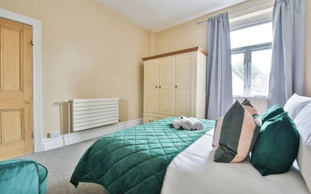 4 Bed House with Pool Table & Parking