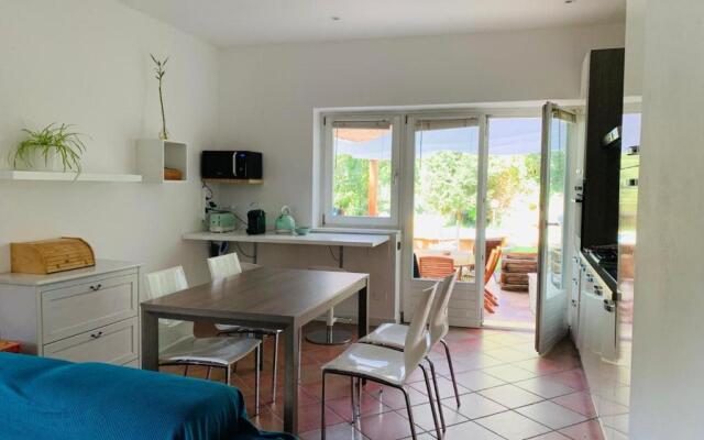 Appartamento con veranda, giardino e piscina