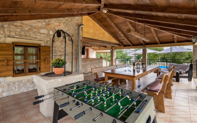 Beautiful Home in Kras With Wifi and 2 Bedrooms