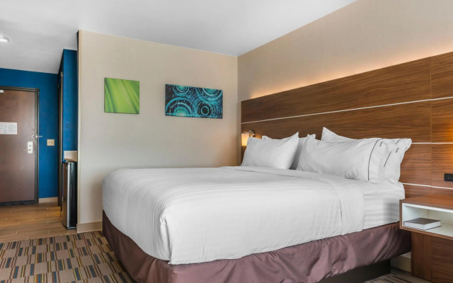 Holiday Inn Express & Suites Clarion by IHG