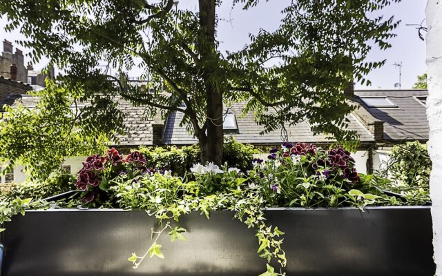 Well-designed Chelsea Flat
