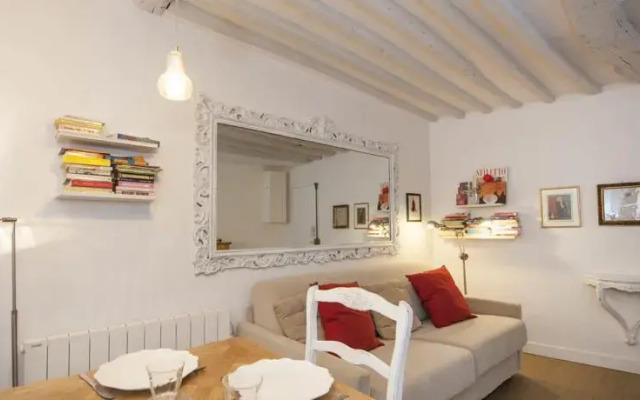 Sunny Marais Studio 303