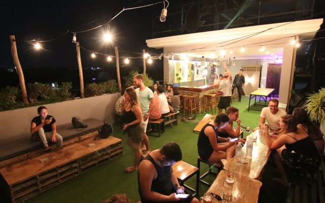 Mad Monkey Hostel Kampot