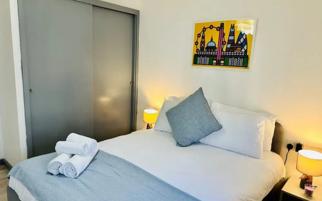 Kensington Gardens 2 Bedroom Flat With a Balcony