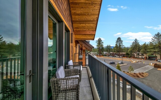 Luxury Three Bedroom  Steps From Heavenly Village Condo by RedAwning