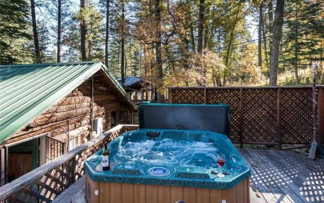 Main Stay - Four Bedroom Cabin with Hot Tub