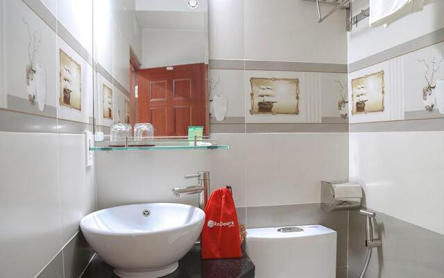 RedDoorz Plus near Hoang Van Thu Park