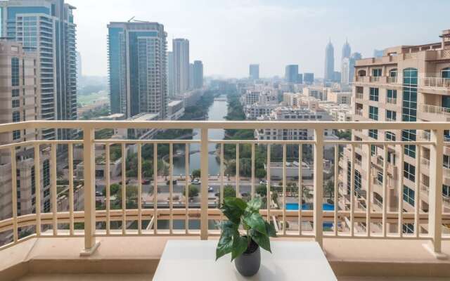 Relaxing, Chic Apartment in The Views