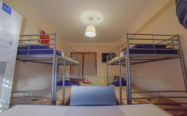 Quarto com 4 camas (Beliches+ 1 Sofá-cama)