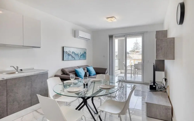 Splendid 2BR Apartment, Steps to St Georges Bay
