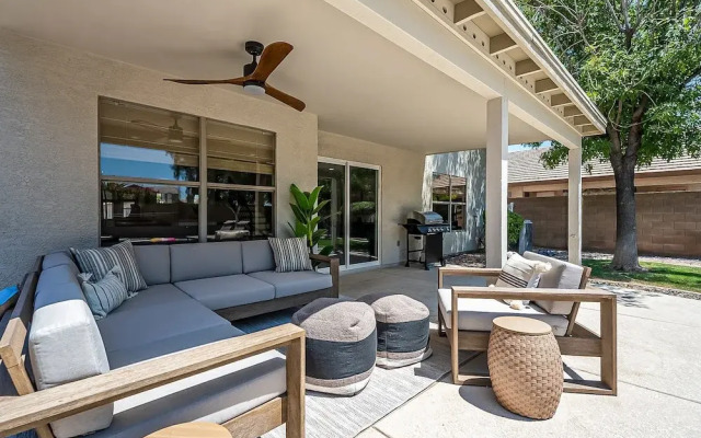 Dos Palmas - Gilbert Poolside Retreat