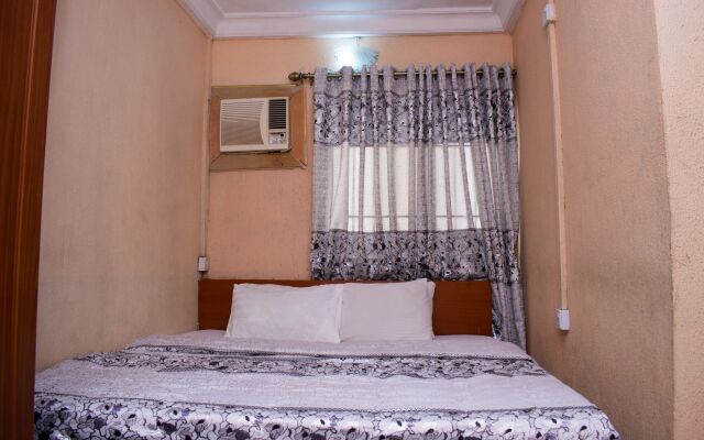 Maxton Suites Magodo