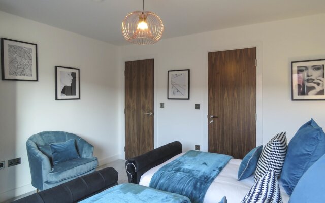 Tudors eSuites Roof Garden Penthouse with Gated Parking