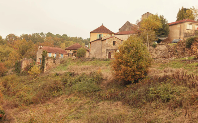 Authentic Holiday Home in Puy-l'evêque With Swimming Pool